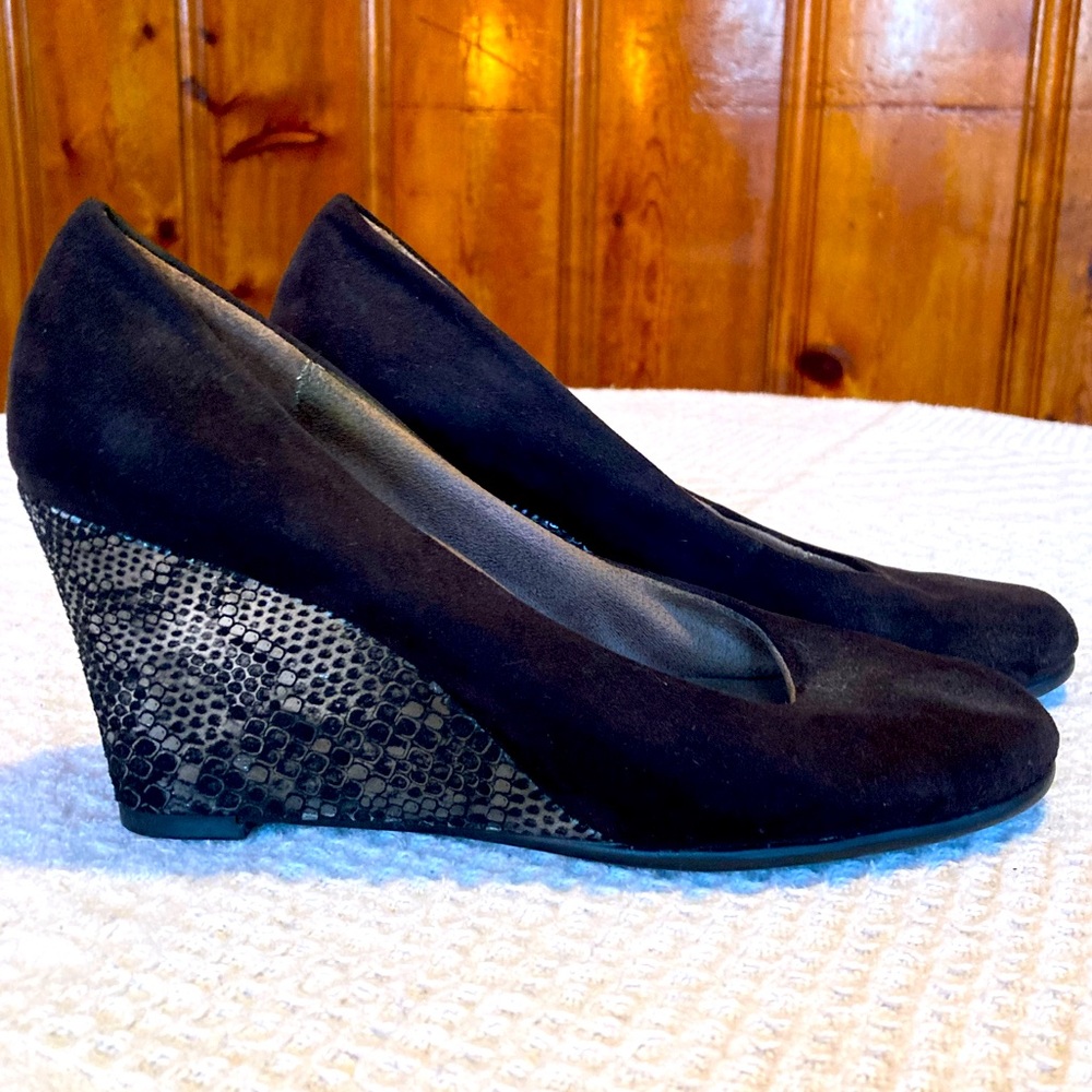 Black Suede Aerosoles Wedge Heels w/ Snakeskin Detail,  7.